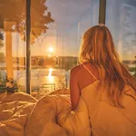 The Wonderinn Mirrored Glass - Wonderinn Delta Hektner