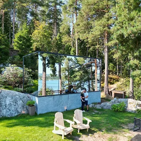 The Wonderinn Mirrored Glass - Wonderinn Delta Lodge *