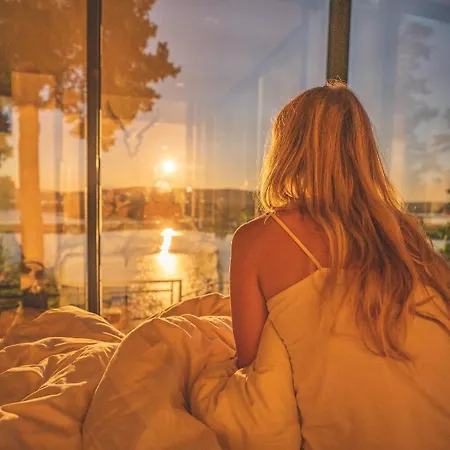 The Wonderinn Mirrored Glass - Wonderinn Delta Hektner