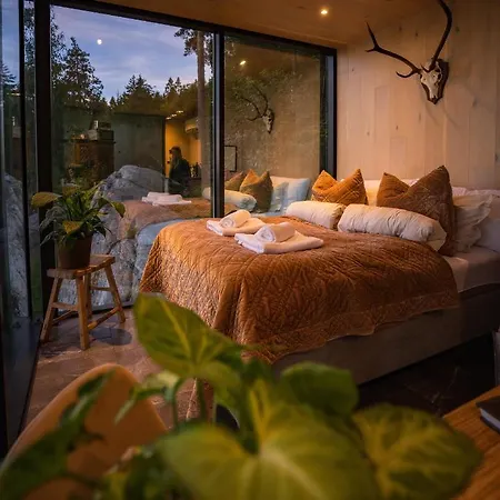 The Wonderinn Mirrored Glass - Wonderinn Delta Lodge Hektner