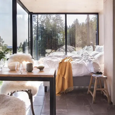 The Wonderinn Mirrored Glass - Wonderinn Delta Lodge Hektner