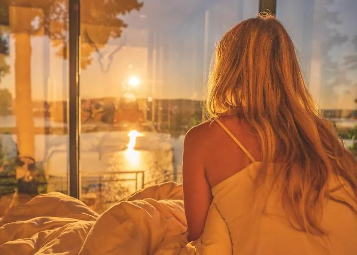 The Wonderinn Mirrored Glass - Wonderinn Delta Hektner