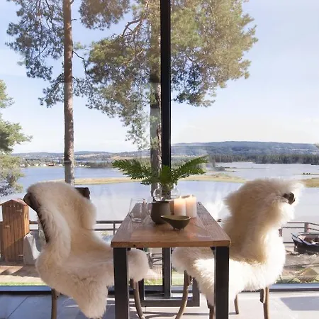 The Wonderinn Mirrored Glass - Wonderinn Delta Lodge Hektner