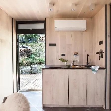 The Wonderinn Mirrored Glass - Wonderinn Delta Lodger Hektner